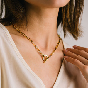 Staple Chain Toggle Necklace Gold